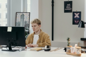 Ragazzo che lavora al computer.