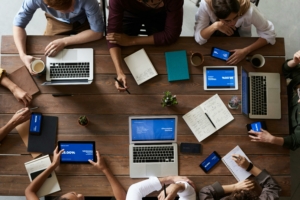 Foto di persone che lavorano al computer con le mani