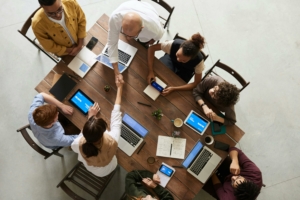 Persone che fanno lavoro di squadra.