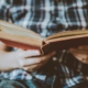 Persona con in mano un libro dalle pagine gialle.