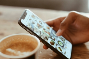 Foto di Smartphone tenuto in mano con le principali app dei social media